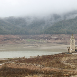 L'església perfectament visible al pantà de Sau pel baix nivel de l’embassament. Albert Segura/ACN