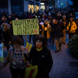  Varias personas durante una manifestación contra el establecimiento de un 25% de castellano en las escuelas catalanas, frente a la escuela Turó del Drac, a 10 de diciembre de 2021, en Canet de Mar, Barcelona, Catalunya (España).- David Zorrakino / Eur