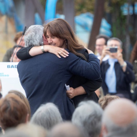 La presidenta de JxCAT, Laura Borràs (d), i el candidat de la formació a l'alcaldia de Badalona, David Torrents (e), participen a un acte de campanya del partit a Badalona. EFE/Marta Pérez