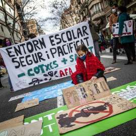 Mobilització davant de l'Escola Auró a Barcelona. — Montse Giralt