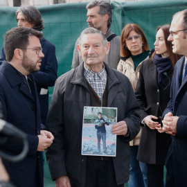 D'esquerra a dreta, el president de la Generalitat, Pere Aragonès, el germà de Cipriano Martos, Antonio Martos, i el director general de Memòria Democràtica, Alfons Aragoneses al cementiri de Reus. — Arnau Martínez/Mar Rovira / ACN