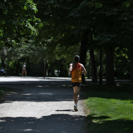 Una mujer corriendo en el Parque del Retiro de Madrid. 
 / Óscar Cañas -Europa Press