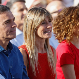 Pedro Sánchez, Begoña Gómez y María Jesús Montero en un mitin en Benalmádena. Efe/Jorge Zapata