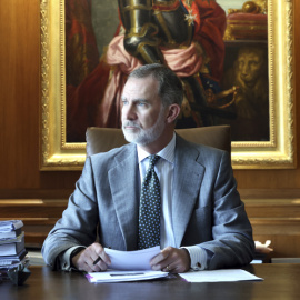 Felipe VI, en su despacho del Palacio de la Zarzuela, en el décimo aniversario de su reinado. / EFE