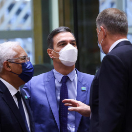  El presidente portugués António Costa (i), Pedro Sánchez (centro) y el presidente rumano Klaus Iohannis (d) hablan en la UE.- EFE/EPA/YVES HERMAN / POOL