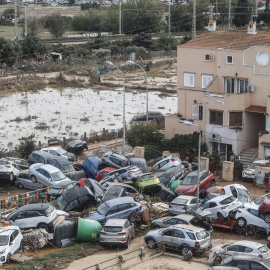  Decenas de vehículos acumulados tras el paso de la DANA en el barrio de la Torre tras el paso de la DANA, en Valencia. Rober Solsona / Europa Press.