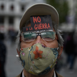  Un hombre con un cartel de 'No a la guerra', en la manifestación por la insumisión a todas la guerras, en la plaza del Callao, a 8 de abril de 2022, en Madrid (España).- Fernando Sánchez / Europa Press