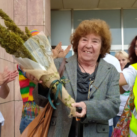  Fernanda de la Figuera a la salida de los juzgados, luciendo el ramo de marihuana con que le obsequiaron colectivos llegados de toda España - David Bollero.