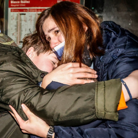  Una mujer abraza a dos niños a su llegada a Valencia tras haber finalizado un viaje en autobús a bordo de la ONG Juntos por la Paz para escapar de Ucrania.- Rober Solsona / Europa Press