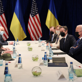  El presidente de EEUU, Joe Biden, en una reunión junto al ministro de Relaciones Exteriores de Ucrania, Dmytro Kuleba, y el ministro de Defensa de Ucrania, Oleksii. —REUTERS/Evelyn Hockstein Reznikov