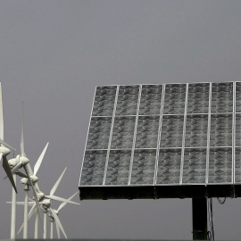 Fotografía tomada en Santa Cruz de Tenerife, que muestra molinos aerogeneradores y panel de energía fotovoltáica. EFE/Cristóbal García