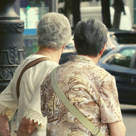 Dos mujeres de la tercera edad esperan para cruzar la calle. - Marta Fernández / EUROPA PRESS