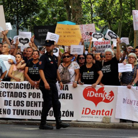 Manifestación ante el Ministerio de Sanidad de afectados por la empresa de odontología iDental. - EFE