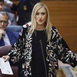 La presidenta regional, Cristina Cifuentes, durante una intervención en el Pleno de la Asamblea de Madrid. EFE/Emilio Naranjo