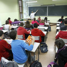 Alumnos en el aula durante una clase.