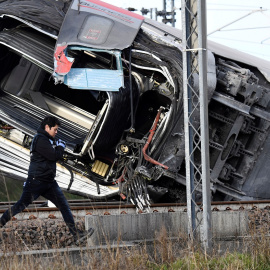 Un personal de emergencia trabaja después de que un tren de alta velocidad que viajaba de Milán a Bolonia descarriló matando al menos a dos personas cerca de Lodi, Italia, el 6 de febrero de 2020. REUTERS / Flavio Lo Scalzo