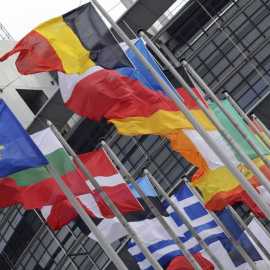 Banderas de países miembros de la UE frente al Parlamento Europeo en Estrasburgo. PATRICK SEEGER (EFE)