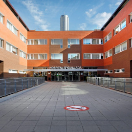 Vista del Hospital de Igualada en el que un brote de coronavirus SARS-CoV-2 ha afectado a una veintena de personas. /EFE