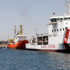 Los tres buques que trasladaban a 630 inmigrantes a España, el Orione (i), el Aquarius (c) y el Dattilo, amarrados en el puerto de Valencia tras los desembarques. - EFE