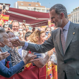  El Rey Felipe VI saluda varias mujeres a su llegada a la Plaza Mayor de Ciudad Real.- Eusebio García del Castillo / Europa Press