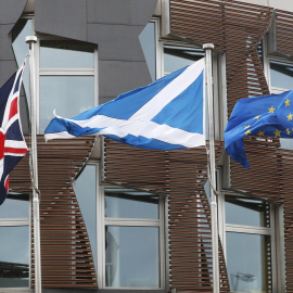 13/03/2017.- Las banderas del Reino Unido, de Escocia y de la UE ondean en el Parlamento escocés. REUTERS/Russell Cheyne