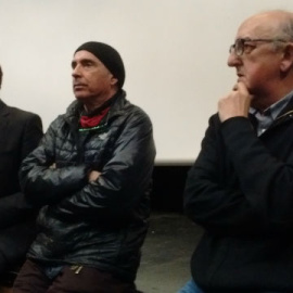 Gorka Urtaran, Lluís Llach y Jaume Roures, durante la presentación en Madrid de 'Llach: La revolta permanent'.