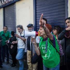 Una activista de la Plataforma de Afectados por la Hipoteca de Madrid, durante el intento de desahucio de una familia con dos hijos menores en la calles Argumosa de Madrid.- JAIRO VARGAS