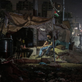  Palestinos se resguardan bajo una choza en las ruinas de su casa destruida en Beit Hanoun.- Mohammed Talatene / dpa