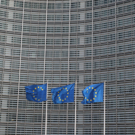 Banderas de la Unión Europea en el exterior de la sede de la Comisión Europea, en Bruselas. REUTERS/Yves Herman