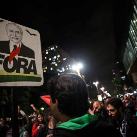 Manifestantes protestan contra el presidente de Brasil, Michael Temer en la avenida Paulista, en Sao Paulo. | FERNANDO BIZERRA (EFE)