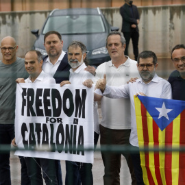 Raül Romeva (ERC), Jordi Turull (JxCat), Oriol Junqueras, Jordi Cuixart, Joaquim Forn (PDeCAT), Jordi Sànchez y Josep Rull (JxCat) posan con una bandera de la estelada y un cartel en el que se lee: Freedom For Catalonia.