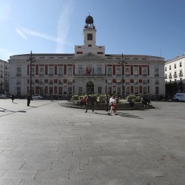 Vista general de la Puerta del Sol, este viernes, con poca afluencia de gente. La Comunidad de Madrid cerrará a partir de este sábado todos los establecimientos menos los comercios de alimentación y farmacias para evitar la propagación del coronavirus