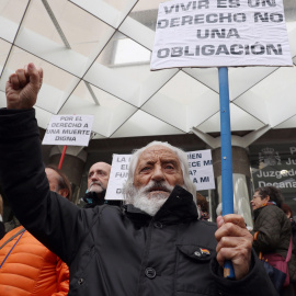 05/04/2019 - Concentración convocada por la asociación 'Derecho a Morir Dignamente' para pedir la regulación de la eutanasia en los Juzgados de Plaza de Castilla de Madrid. EFE / Kiko Huesca