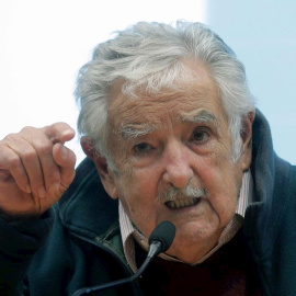 El expresidente uruguayo Pepe Mujica recibiendo el galardón en València. / EP