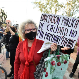  Una mujer participa en una concentración de la ‘Marea Verde’ frente a la Consejería de Educación de la Región de Murcia (España), a 25 de marzo de 2021.- EUROPA PRESS