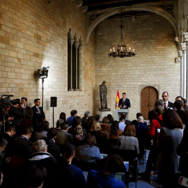 El presidente del Gobierno, Pedro Sánchez, atiende a los medios de comunicación tras la reunión con el presidente catalán, Quim Torra, en el Palau de la Generalitat. EFE/Quique Garcia