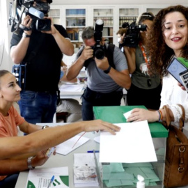  Inmaculada Nieto (Por Andalucía) votando en Cádiz, aunque encabezaba la lista de Málaga. - EFE / A. Carasco Ragel