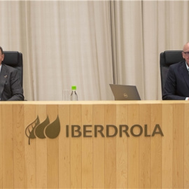 El presidente de Iberdrola Ignacio Galán, junto al secretario de la compañía eléctrica Julián Martínez-Simancas, durante la junta de accionistas, celebrada por vía telemática. EFE