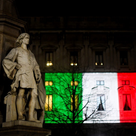 Imagen de una bandera italiana proyectada en Milán. REUTERS