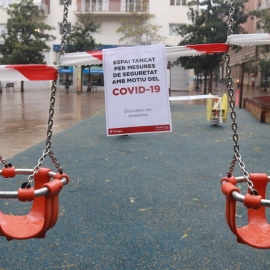 Un cartell anuncia el tancament d'un parc infantil, en una plaça de Tarragona.