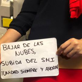  Un miembro de la tripulación de cabina reclama mejores condiciones laborales. - USO