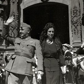 Francisco Franco y su esposa Carmen Polo en la iglesia de Santa María / Wikipedia