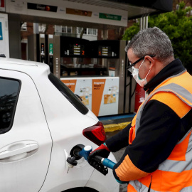 MADRID, 07/04/2020.- Un empleado de una gasolinera de Madridlena el depósito de un vehículo este martes, vigésima cuarta jornada desde que se decretase el estado de alarma para frenar la epidemia del coronavirus. EFE/Marisca