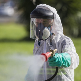 Un trabajador durante las labores de fumigación contra los mosquitos causantes del virus del Nilo en Coria del Río, Sevilla. – Mª José López / Europa Press / Archivo