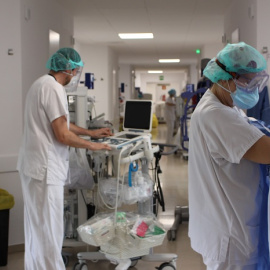 Pla general del servei d'urgències de l'Hospital de Palamós amb els professionals equipats amb mascaretes el 28 d'abril de 2020 (Horitzontal)