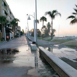 Durante años, municipios malagueños como Rincón de la Victoria han despilfarrado el agua sin incorporar riego automático, dejando abiertos sus aspersores. – D.B.