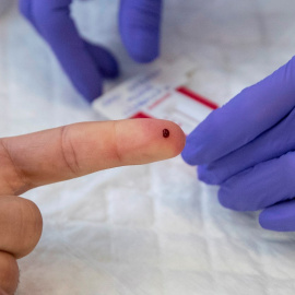 Realización de test rápidos de diagnóstico para el coronavirus. EFE/Rodrigo Jiménez