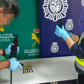 La Guardia Civil cada vez se topa con menos AK-47 como el de la imagen y más fusiles calibre OTAN entre los narcos. – Guardia Civil