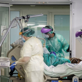 Sanitarios trabajan en un hospital de Gran Canaria. EFE/Ángel Medina G.