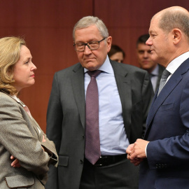 El director del MEDE,  Klaus Regling (c), entre la ministra de Economía, Nadia Calvino (i). y el titular alemán de Finanzas, Olaf Scholz (d), en una reunión del Eurogrupo, en Bruselas, en enero de 2019. AFP/Emmanuel Dunand